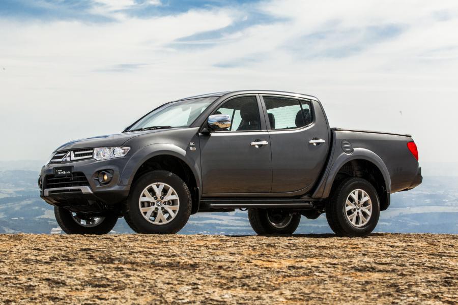  Mitsubishi L200 Triton HLS Chrome Edition 2015 года  (фото 2 из 24)